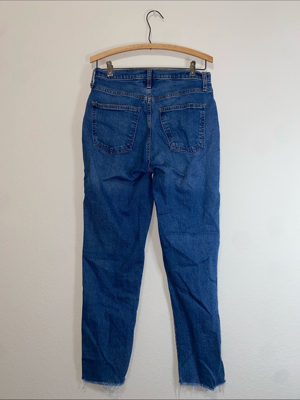💋Adorable high rise 90’s slim Jeans frayed at the let holes! - Picture 3 of 11